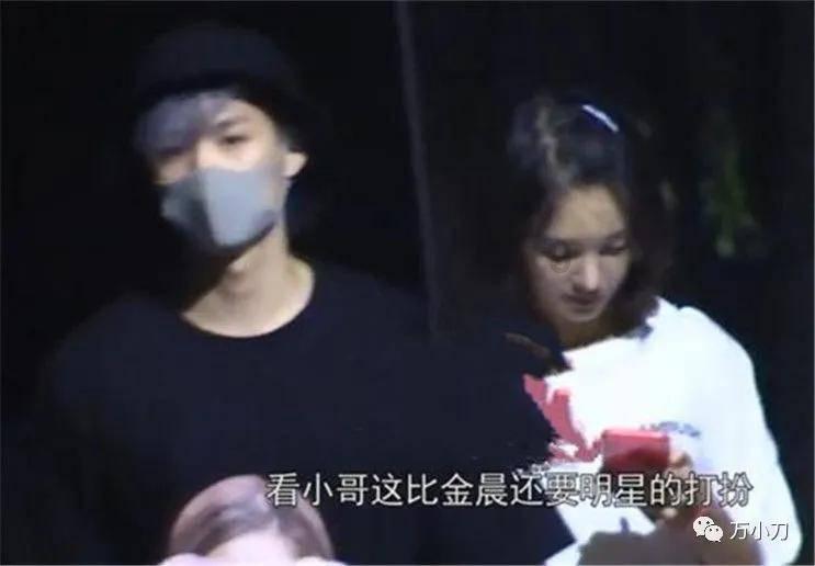 云南镇雄山体滑坡救援现场，消防员刚被提醒小心就遇石块滚落